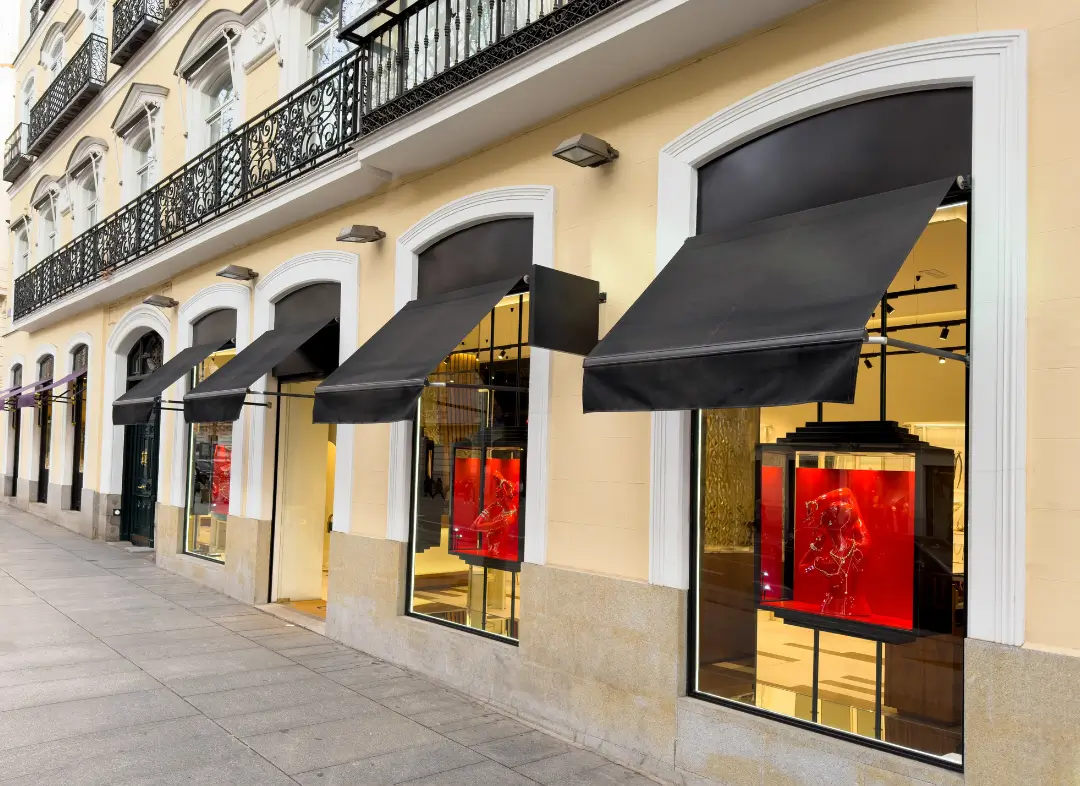 Façade vitrine de magasin en aluminium sur mesure à Solliès-Pont